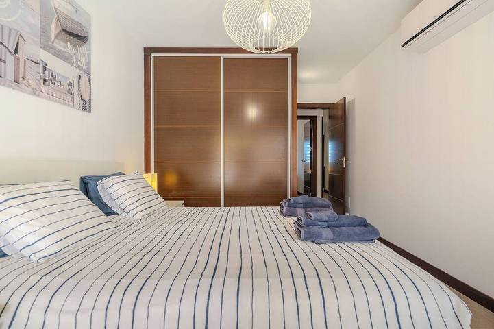Apartamento entero, Nuevo !!! Apartamento de lujo, terraza de 32 m2 al sol, vista a la piscina in Playa Paraíso, Adeje