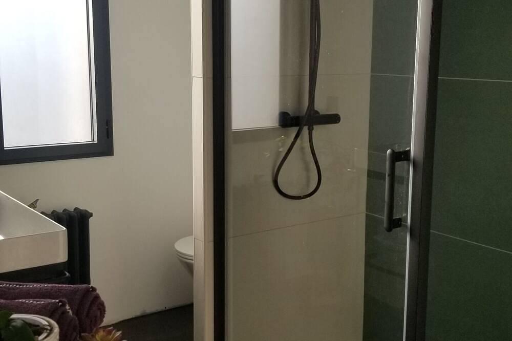 Stay in Le Mans: room with private shower, free parking in Le Mans, Sarthe