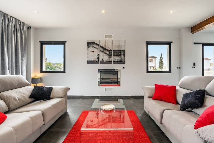 Villa "Valeria" met bergzicht, privé zwembad & Wi-Fi in Urbanización Los Chopos, Las Gabias