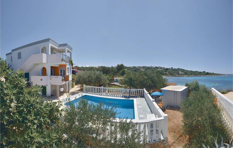 Gemütliche 2-Zimmer-Wohnung mit Pool und Terrasse, 2,5 km vom Strand entfernt in Sandstrand Vela Rina (Drvenik Mali), Drvenik Mali