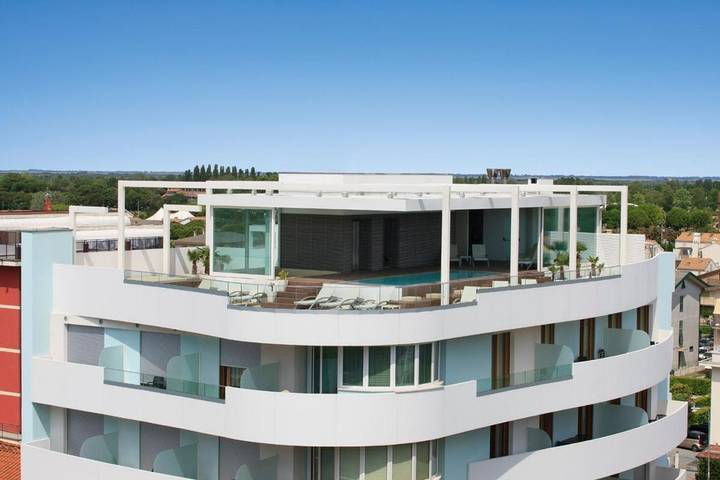 Attico per 3 persone, con Terrazza e Idromassaggio nonché Piscina a Jesolo