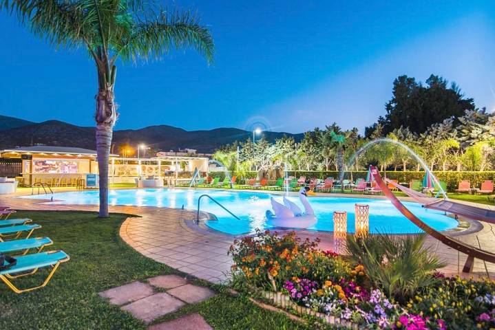 Location de vacances pour 3 personnes, avec jardin et piscine ainsi que bassin pour enfant et vue dans Malia - 4