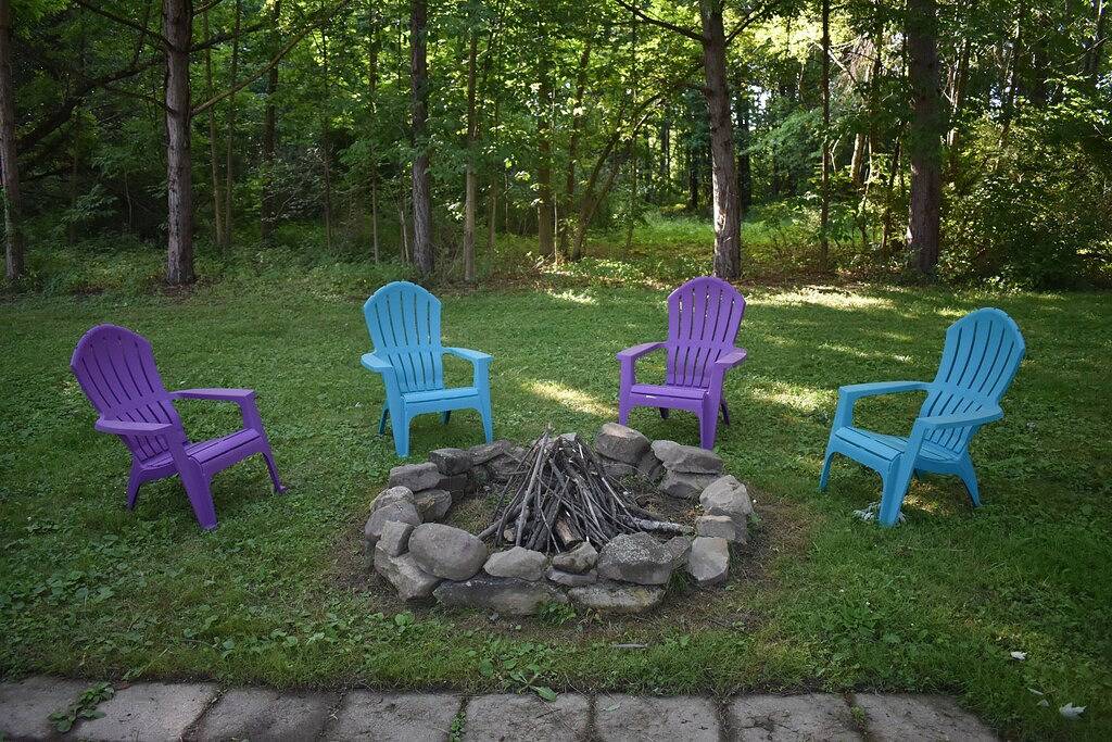 Lakeside living awaits at beautiful Lake Milton, Oh\n with dock across the street in Mahoning County