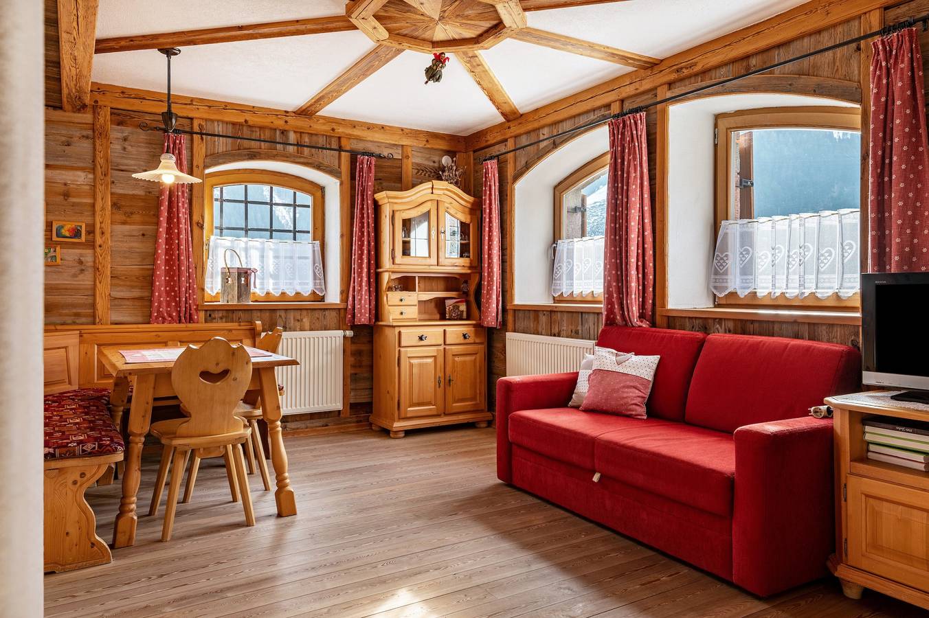 Apartamento entero, Apartamento vacacional "Thomasegg Hof Birke" con vistas a la montaña, terraza compartida y Wi-Fi in Sarentino, Alpes de Sarntal