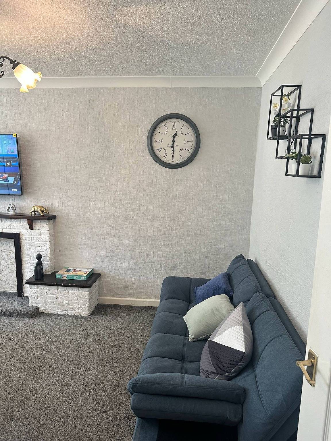 Entire apartment, 4-Bed Parking, Fast Wifi, M42 Great for team work in Solihull, Birmingham Area