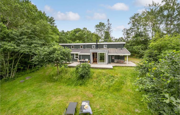 Ferieudlejning for 8 personer, med Terrasse og Pool samt Sauna i Fjellerup Strand
