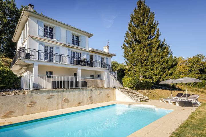 Gîte pour 10 personnes, avec piscine, animaux acceptés