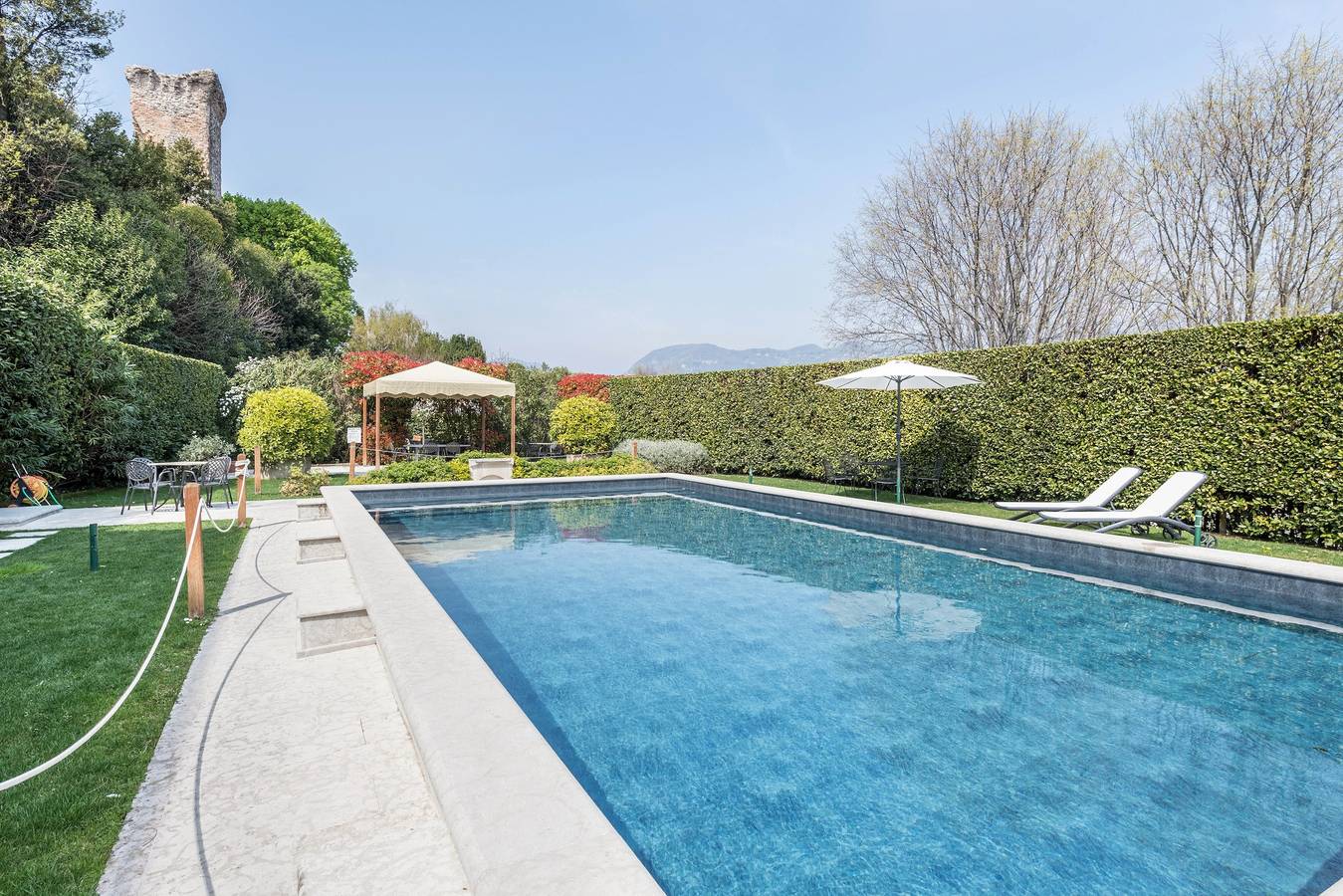 Appartamento intero, Appartamento 'Antica Torre Byron' con piscina condivisa, Wi-Fi e aria condizionata in San Felice del Benaco, Prealpi Gardesane