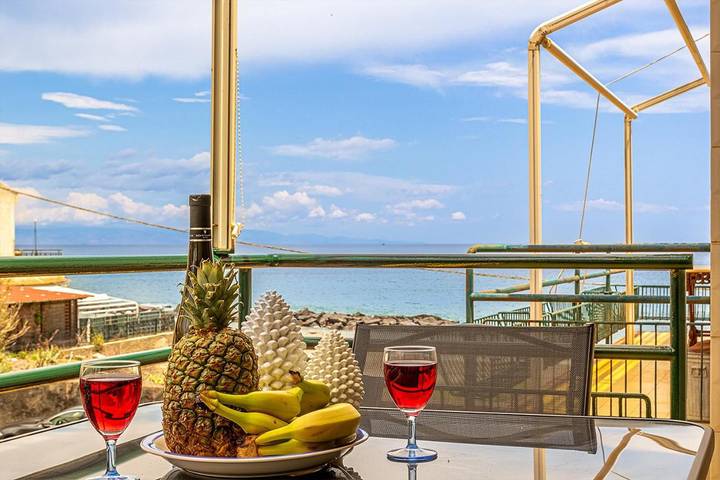 Appartement de vacances pour 4 personnes, avec balcon ainsi que vue et piscine