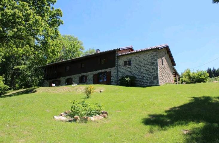 Location de vacances pour 2 personnes, avec Balcon et Terrasse ainsi que Jardin et Vue à Ambert