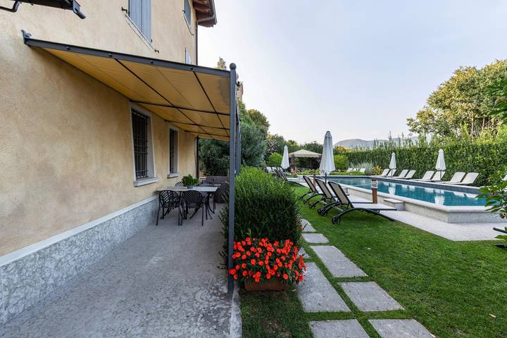 Ganze Wohnung, Ferienwohnung 'Antica Torre Cicerone' mit Gemeinschaftspool, Wi-Fi und Klimaanlage in San Felice del Benaco, Gardasee-Berge