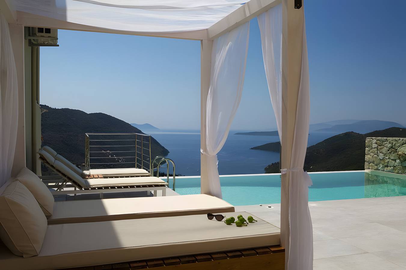 Romantic villa gialos over mikros gialos in Griechenland