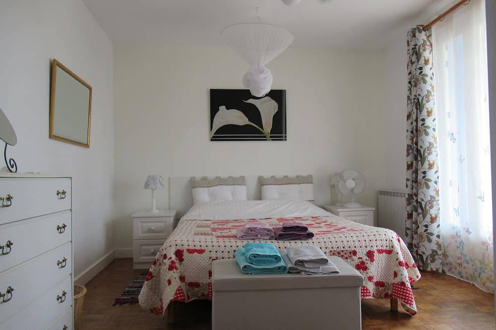 Gîte de 3 chambres avec piscine privée près de Bergerac, Dordogne in Cahuzac, Région de Villeneuve-sur-Lot