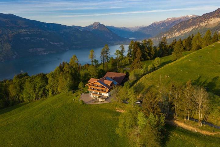 Ferienhaus für 2 Personen, mit Balkon und Terrasse sowie Seeblick und Ausblick in Aeschi bei Spiez