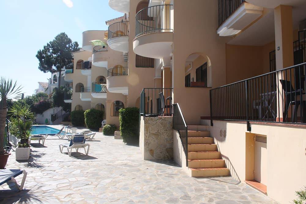 Entire apartment, Burriana beach, 50m2. 1 bedroom apartment with pool - 7 minute walk from beach. in Playa de Burriana, Nerja