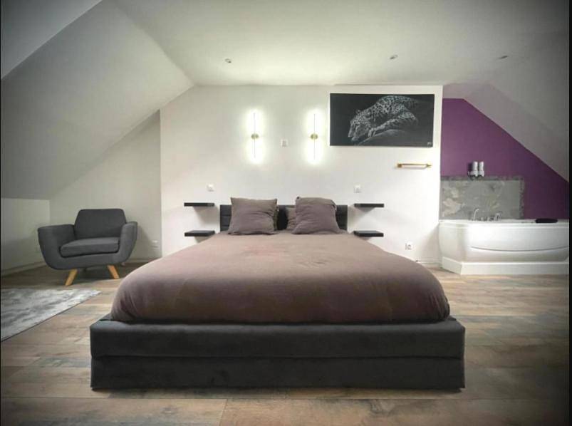 Queen Room with Spa Bath in Ham (Somme), Région de Péronne