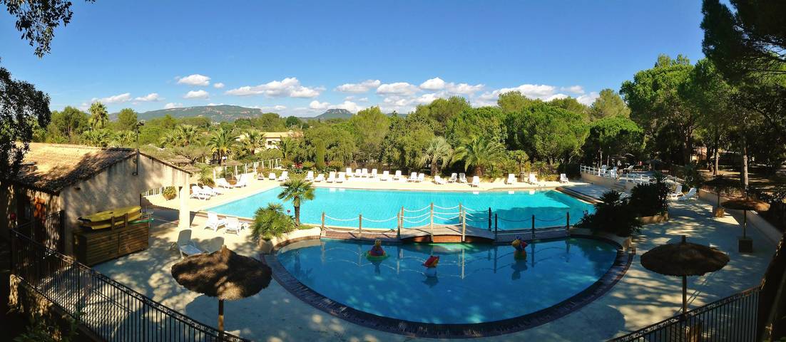Camping pour 5 personnes, avec Balcon/Terrasse ainsi que Jardin et Vue à Roquebrune-sur-Argens - 3