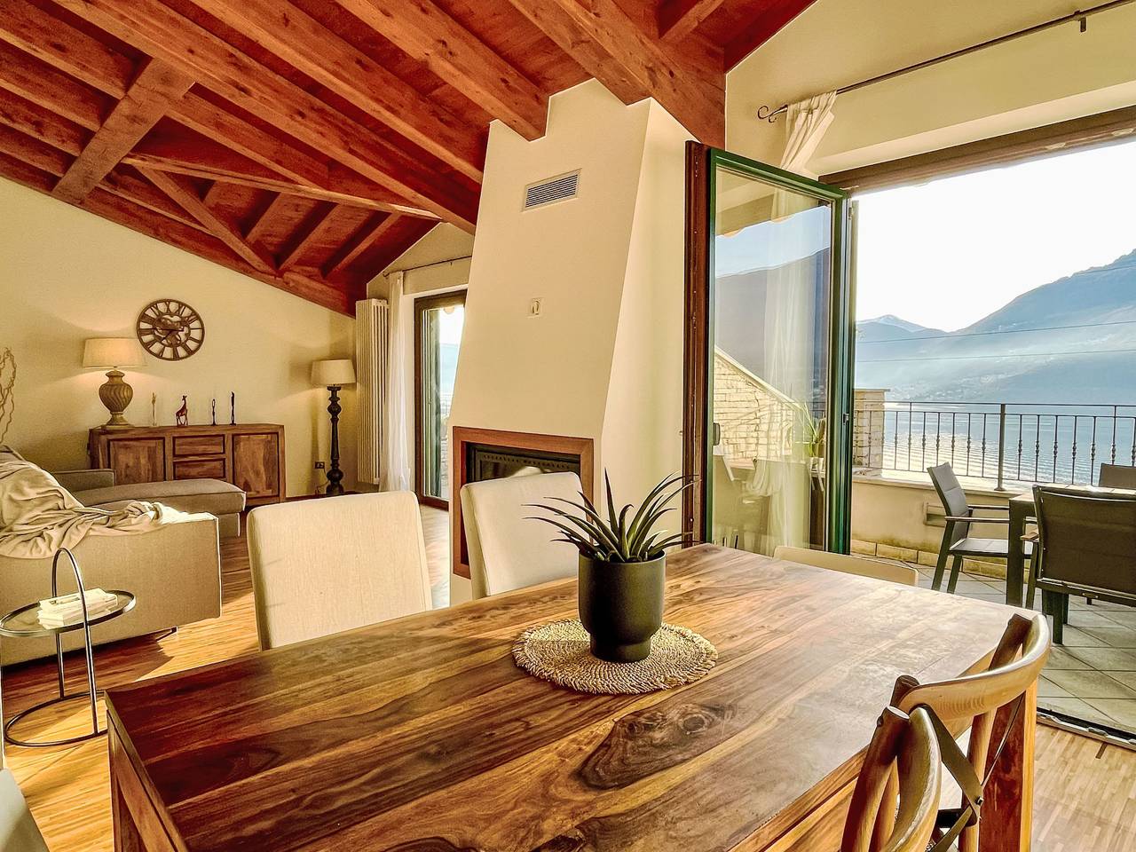 Geheel appartement, Lake View Penthouse in Dervio, Comomeer