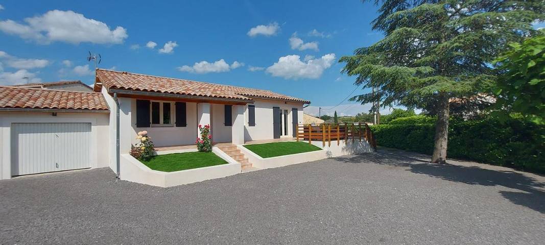 Villa pour 6 personnes, avec terrasse et piscine ainsi que jardin et vue en Ardèche