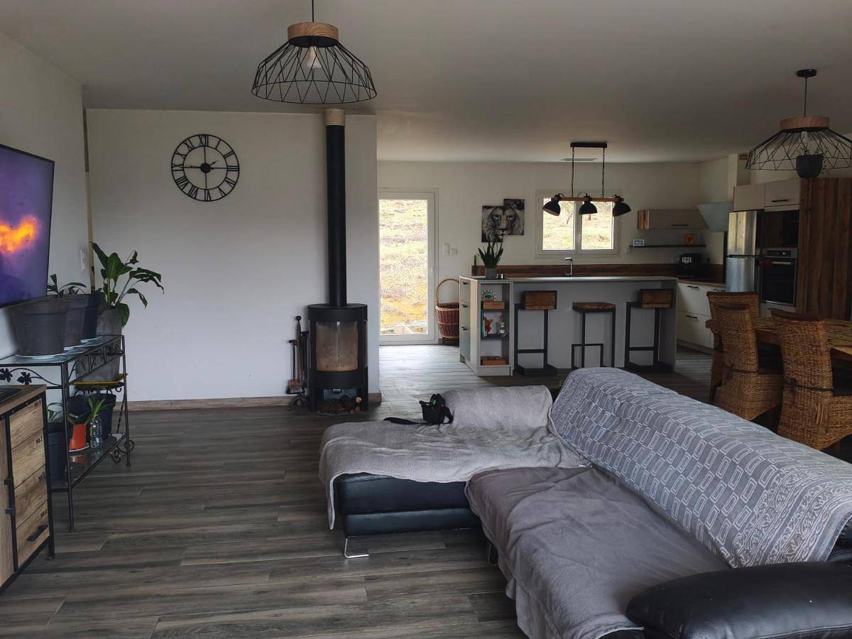 Grande villa 2 chambre ,salle de bain, grand séjour avec cuisine équipée et salle a manger, une grande terrasse de 40m2 donnant sur un grand jardin avec un parking en gravier de 500m2 in Tornac, Région d'Alès