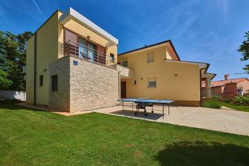 Ferienhaus für 8 Personen, mit Terrasse und Garten in Fazana