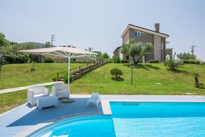Casa vacanza per 11 persone, con Balcone e Idromassaggio nonché Terrazza e Giardino a Giffoni Sei Casali