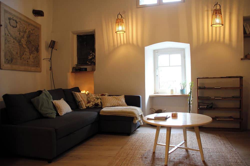 Appartement entier, Studio / loft confortable, lumineux et spacieux, dans charmant bourg 'Les Vans'. in Les Vans, Parc naturel régional des Monts d'Ardèche