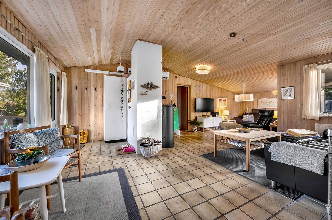 Stunning home in Vejers Strand w/ 4 Bedrooms, Sauna and Wifi in Vejers Strand, Varde