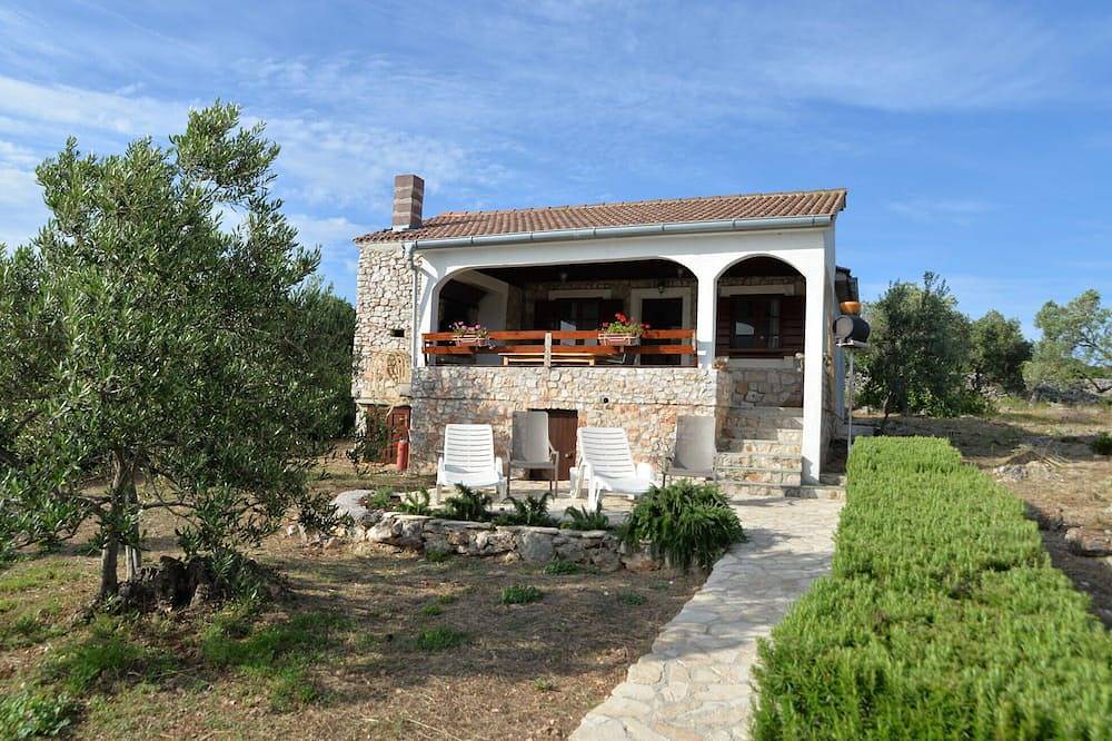Beautiful home in Tkon with Wifi in Pasman
