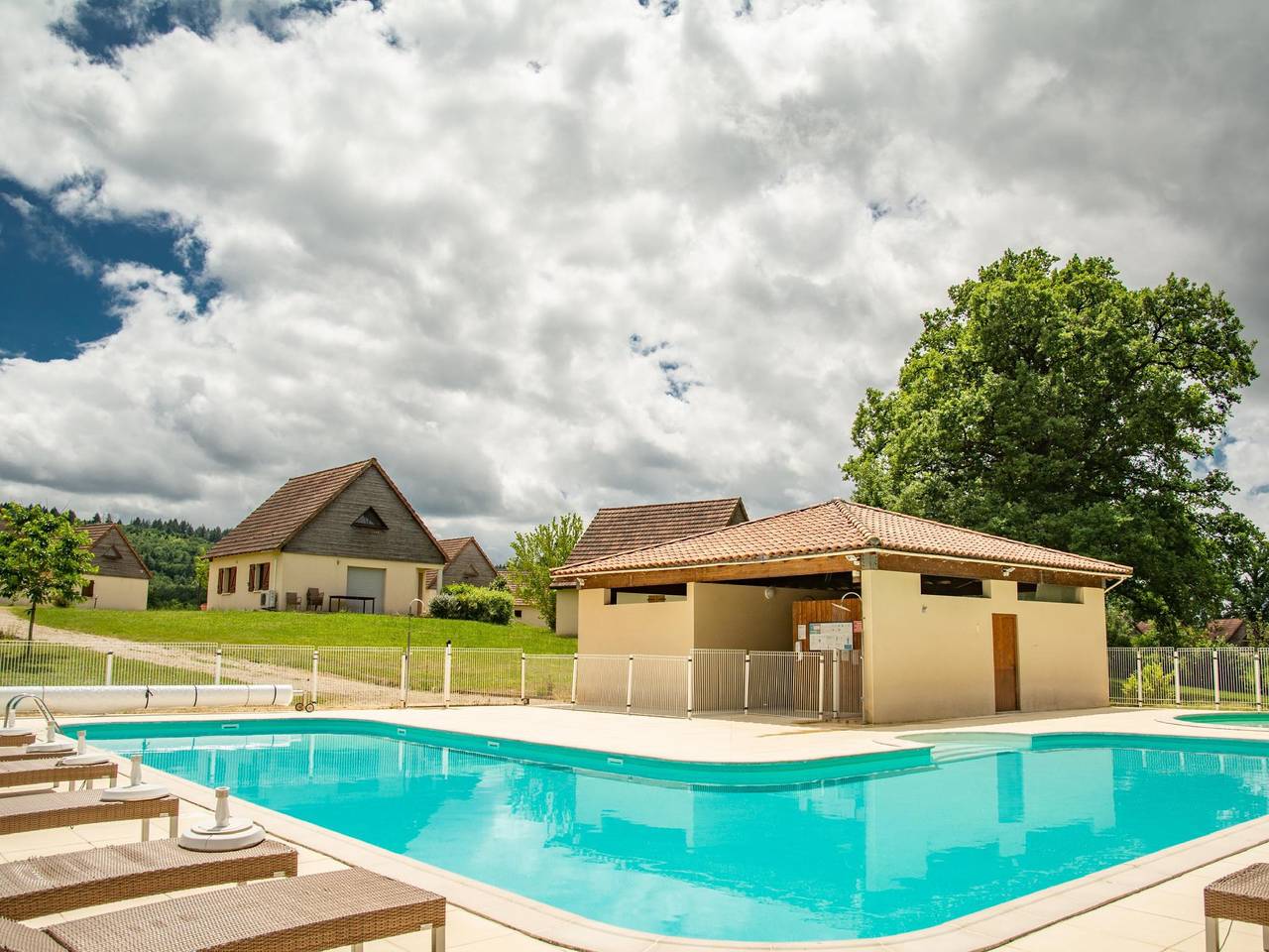 Modernes Haus im Ferienpark mit Schwimmbad
 in Lacapelle-Marival, Lot