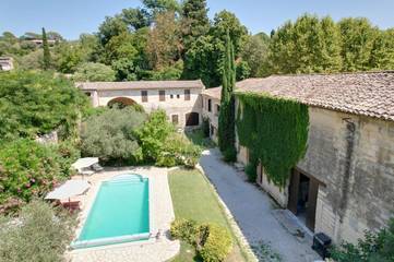 Gîte pour 24 personnes, avec piscine ainsi que jardin et vue, adapté aux familles à Sommières