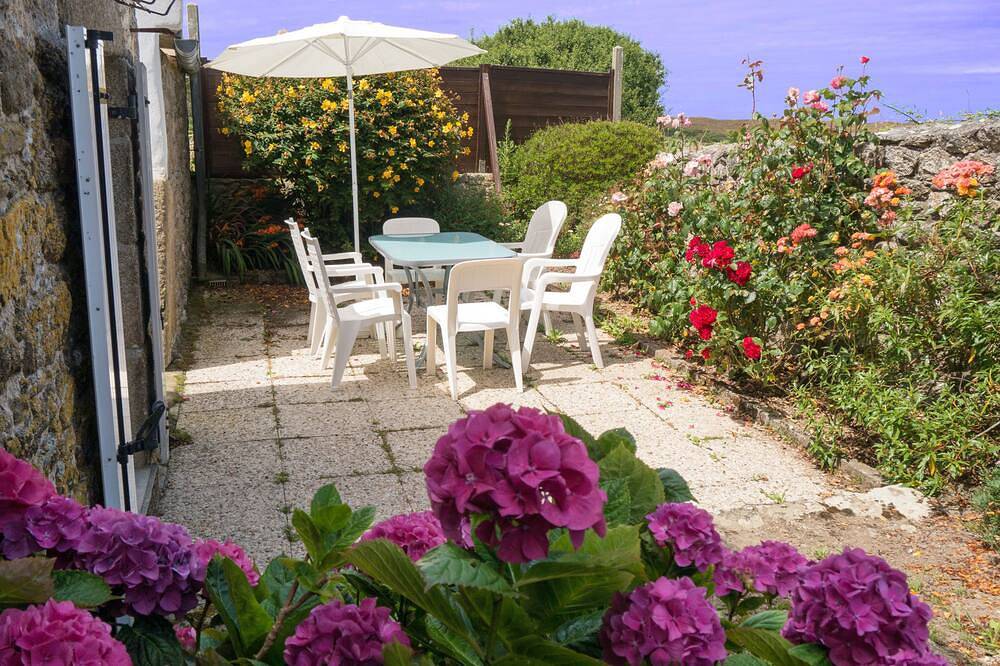 Breton casa de piedra, en una zona tranquila y la playa in Landéda, Región de Brest