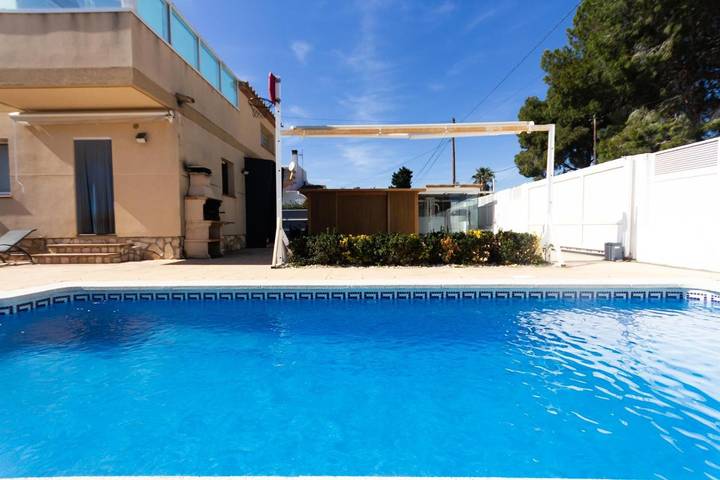 Chalet pour 9 personnes, avec terrasse ainsi que jardin et piscine à L'Ametlla de Mar - 3