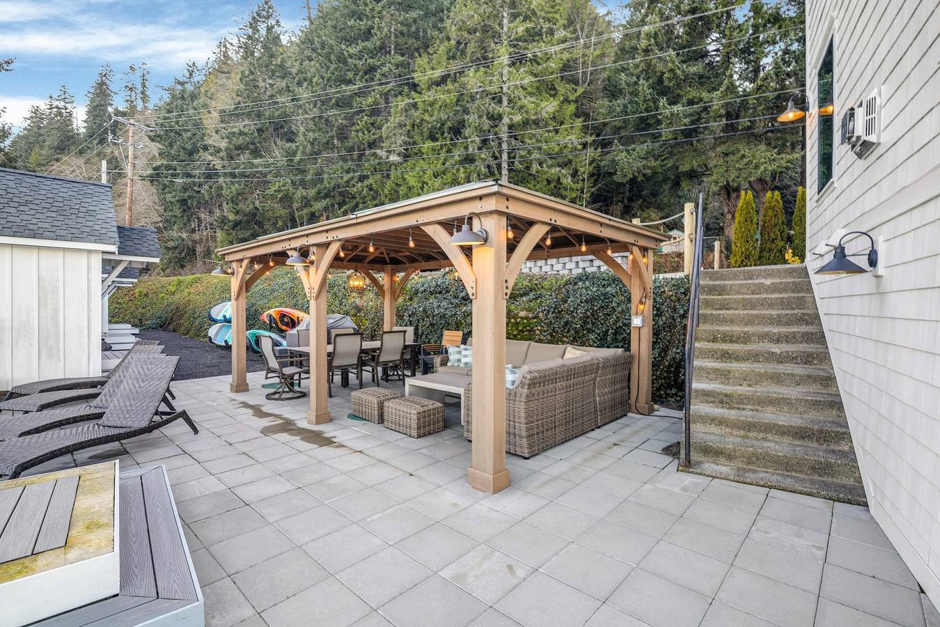 Waterfront Retreat - Hot Tub Fireplace Pier in Hood Canal