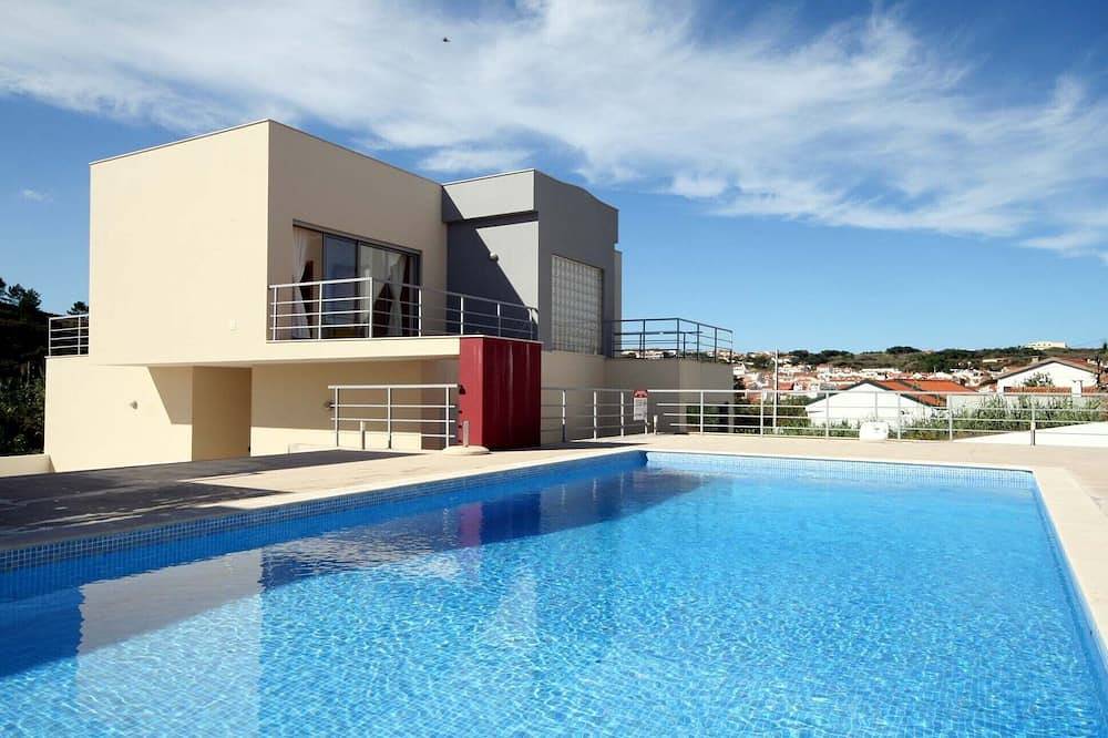 Spacious Modern Villa with Pool in Great Location On Silver Coast in Foz do Arelho, Leiria distrito