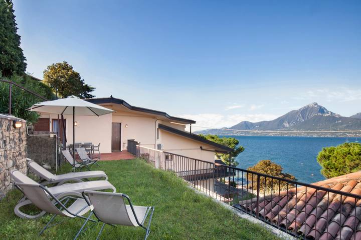 Ferienwohnung für 4 Personen, mit Balkon und Terrasse sowie Garten und Seeblick in Torri del Benaco