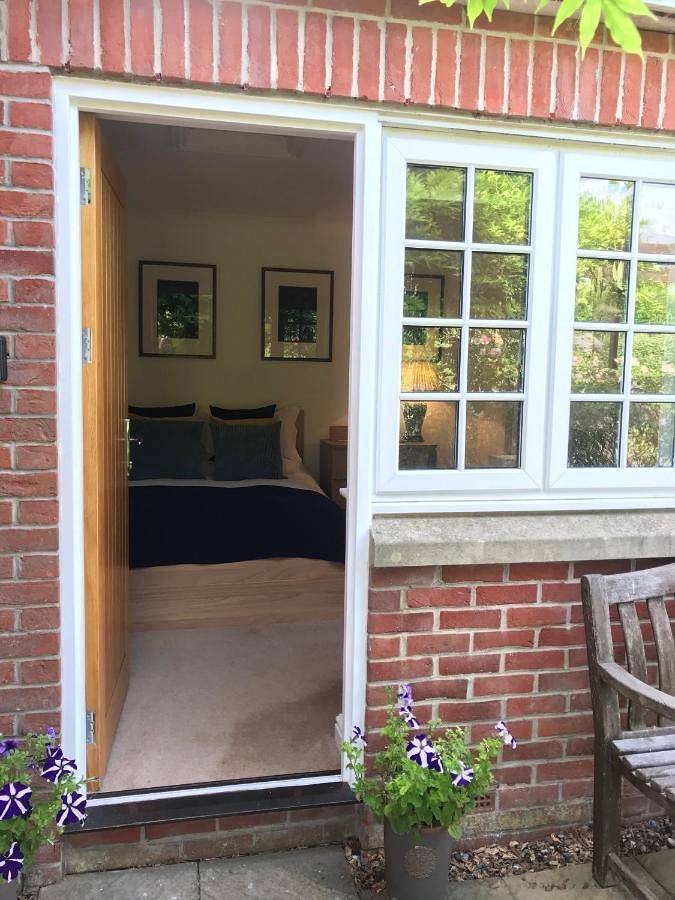 Guesthouse for 2 people with garden in North Wessex Downs