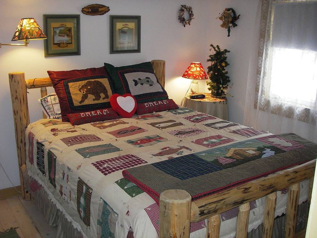 Eine kleine Hütte mit Whirlpool in Red Lodge, Montana. in Red Lodge, Absaroka Range