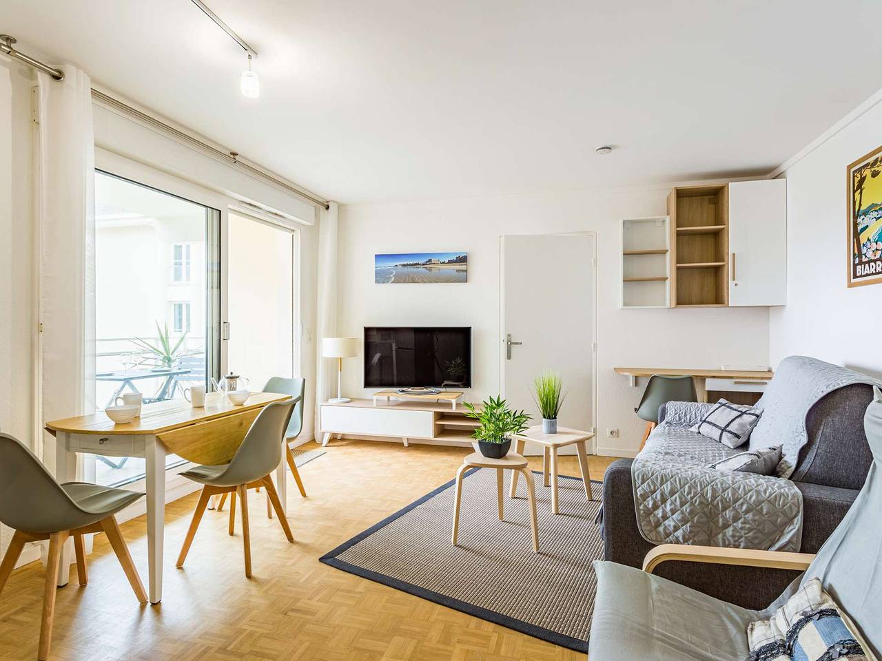 Entire apartment, Cozy Renovated Apartment with Balcony and Parking, 150m from Grande Plage in Central Biarritz in Biarritz, Bayonne region