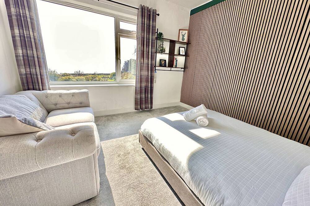 Spacious Sleeps 10 4 Bedroom Cottage in Inveraray, Fantastic Loch Views and Big Garden in Argyll & Bute