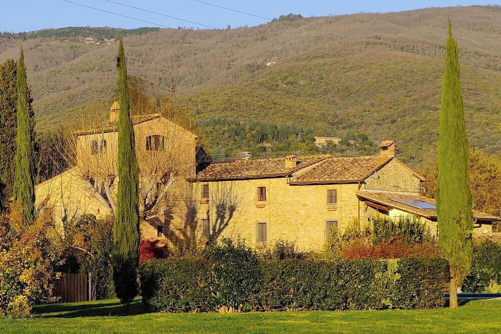 Entire apartment, Large country apartment in Cortona 1bed1bath with shared pool & gorgeous gardens in Scanizza, Umbria