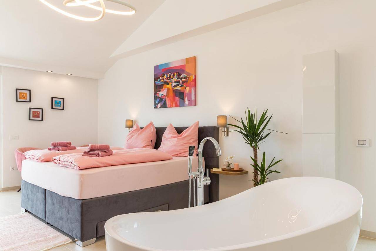 Villa Elena Deluxe in Fazana for 8 people with whirlpool & private pool only 400 m from the beach in Fažana (Kroatische Adria), Fazana