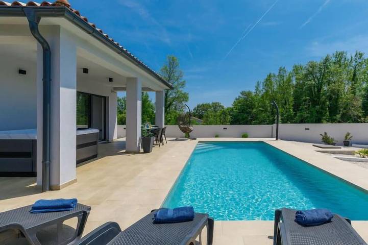 Ferienhaus für 4 Personen, mit Terrasse und Pool sowie Garten