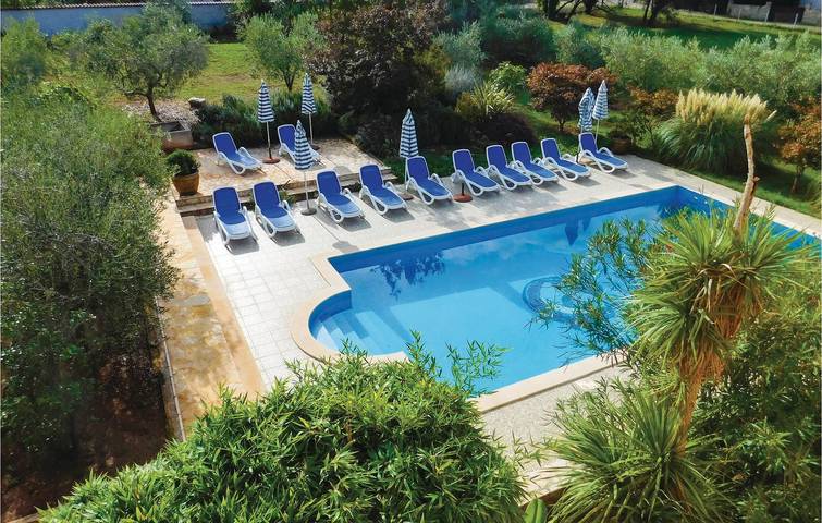 Appartement de vacances entier, Charmant logement à 1,5 km de la plage : Wi-Fi, climatisation, parking, piscine et terrasse ! in Umag, Région d'Umag