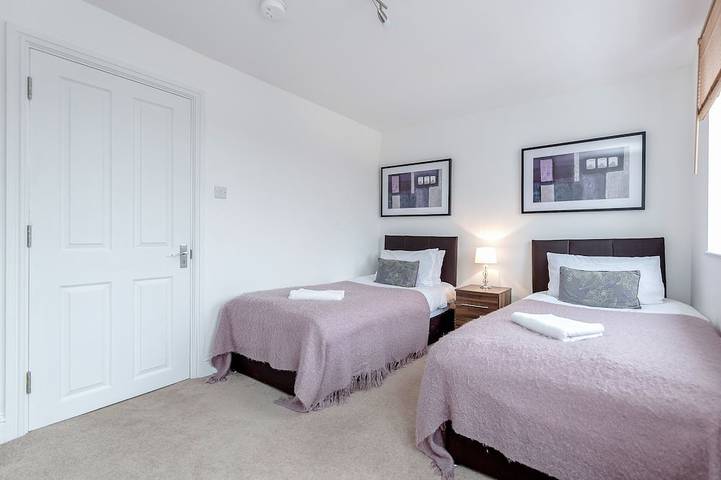 Appartement entier, 3) Familles bienvenues, Parking gratuit, Wi-Fi gratuit, appartement moderne et commerces à proximité in Borough londonien de Hillingdon, Londres