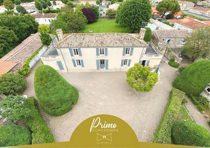 Location de vacances pour 12 personnes, avec jardin et piscine à Champagné-les-Marais