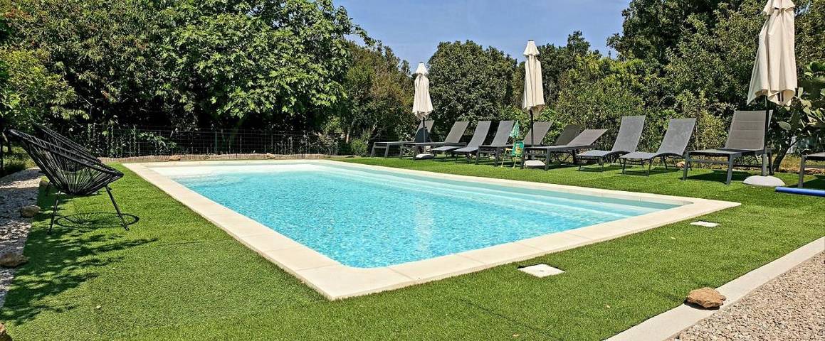 Gîte pour 2 personnes, avec piscine ainsi que jardin et vue à Pietracorbara
