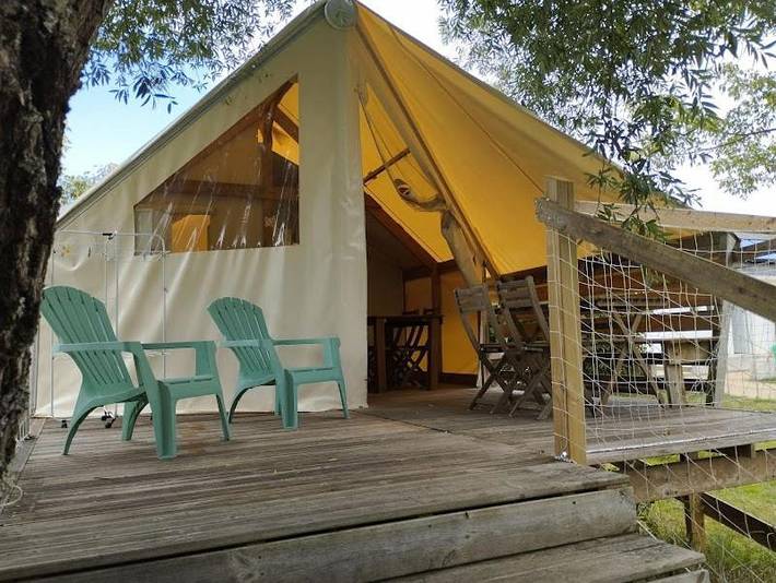Location de vacances pour 4 personnes, avec terrasse ainsi que piscine et jardin, animaux acceptés à Peillac