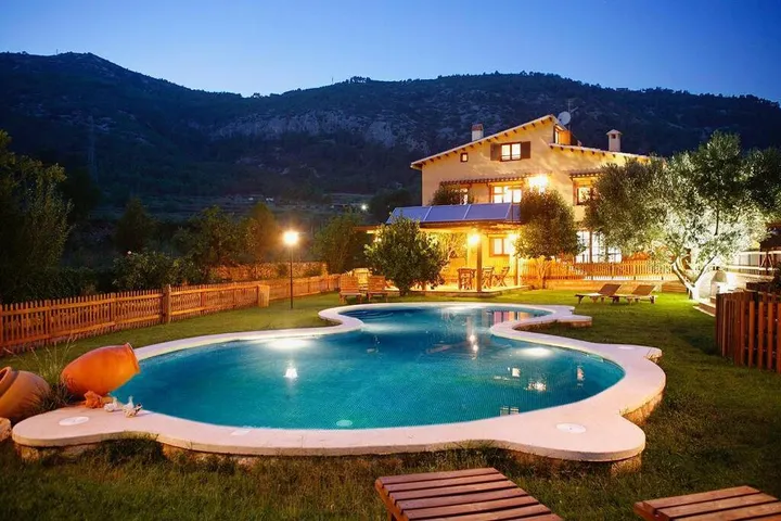 Ferienhaus für 30 Personen, mit Garten und Whirlpool sowie Pool - 1