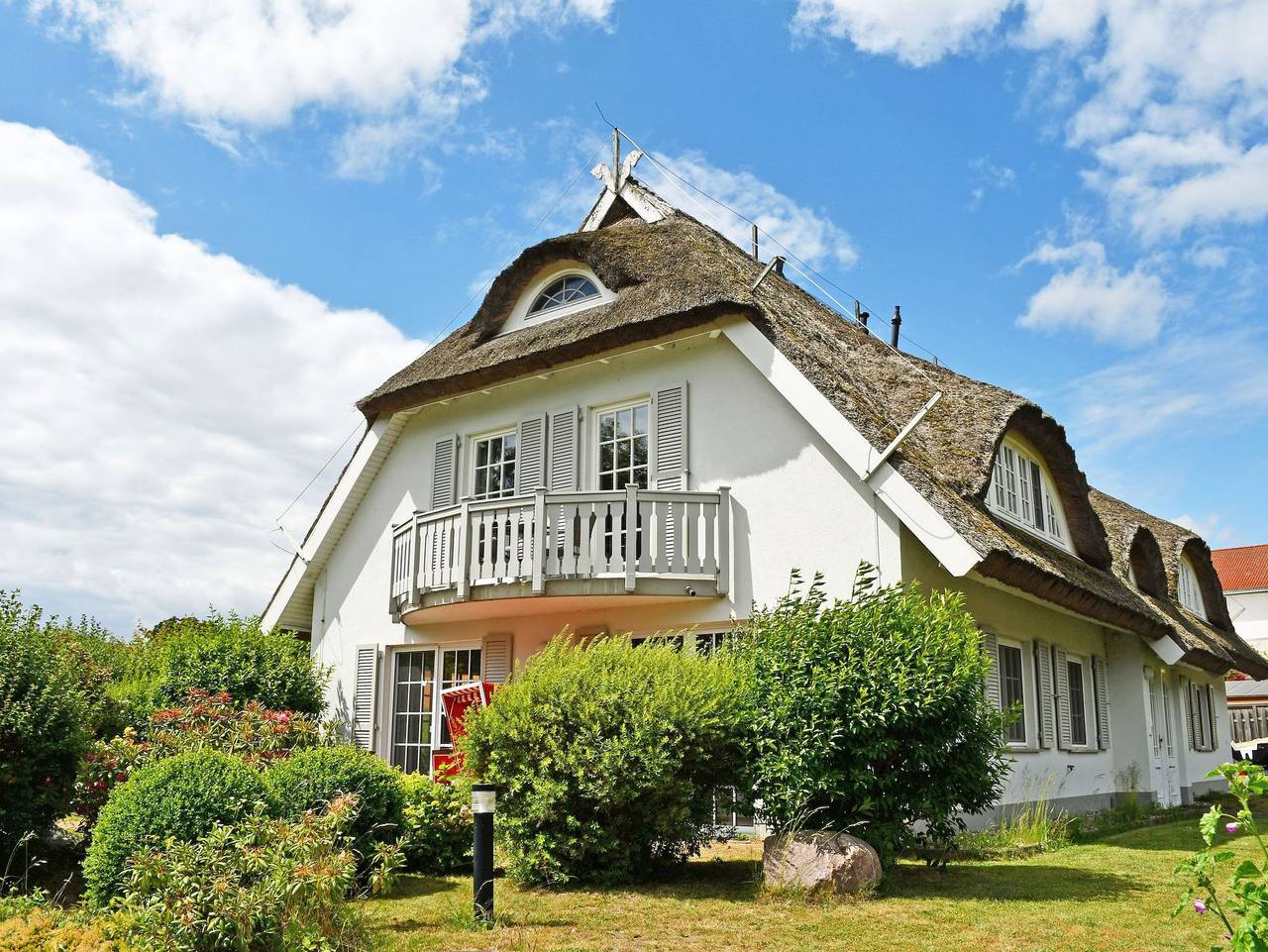 Ganze Ferienwohnung, Landhaus mit Reetdach am Teich - Ferienwohnung Eg 2 mit Terrasse und Strandkorb in Middelhagen, Mönchgut